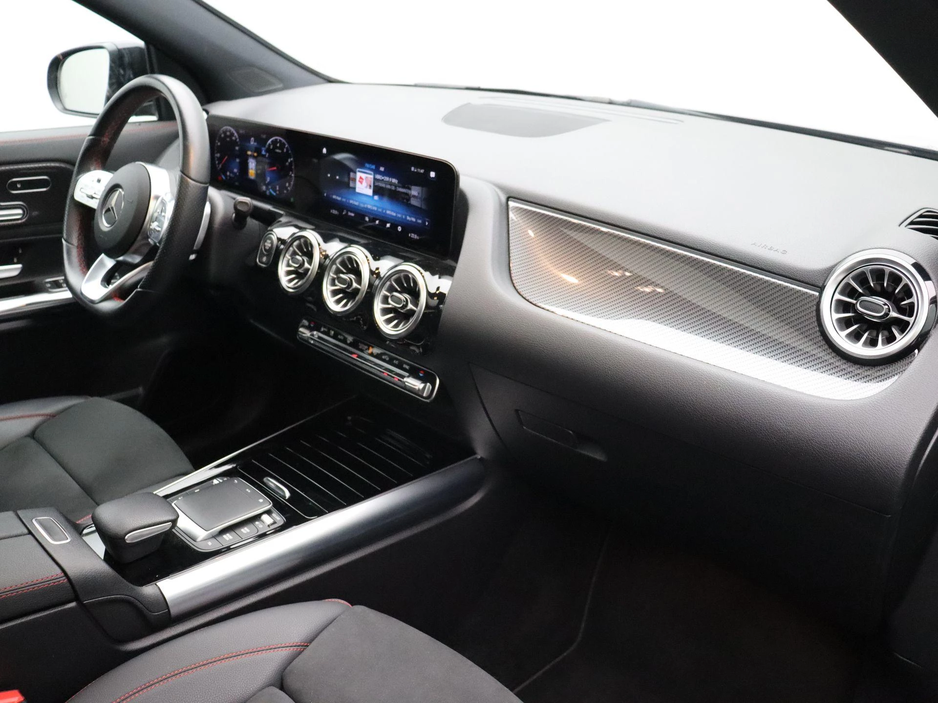 Mercedes-Benz GLA 180 AMG Line + PANO DAK + MULTIBEAM LED + KEY LESS +