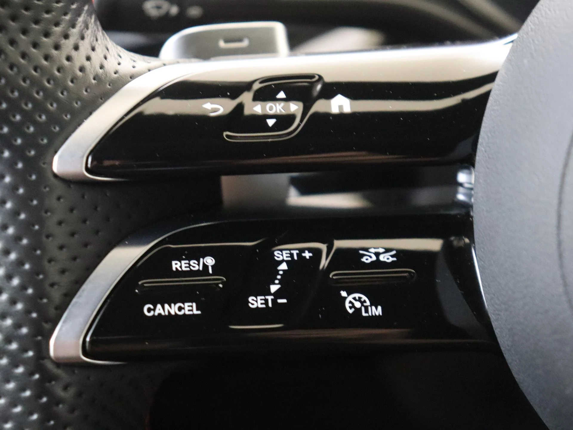 Mercedes-Benz-CLA-image-12