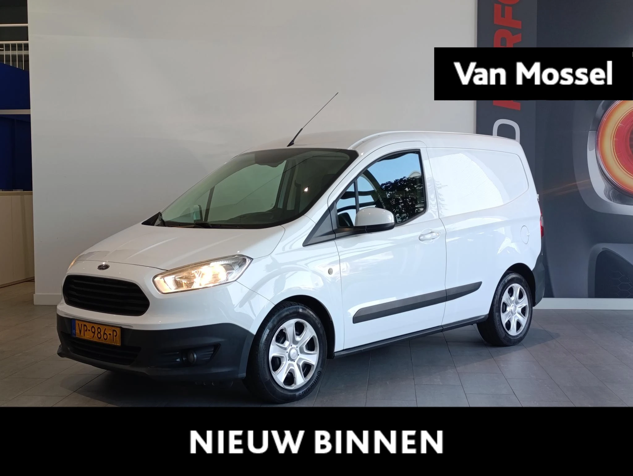 Ford-Transit Courier-image-0
