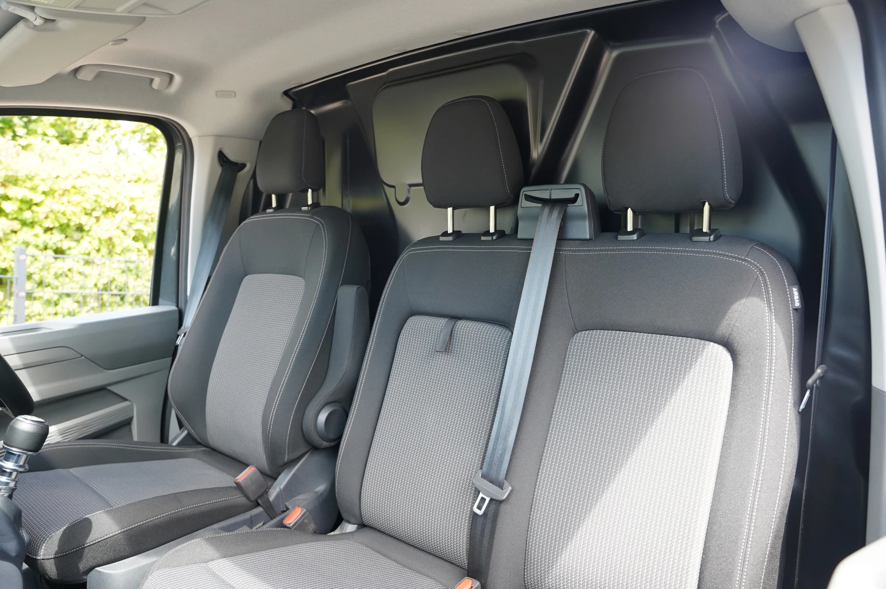 Volkswagen-Transporter-image-25