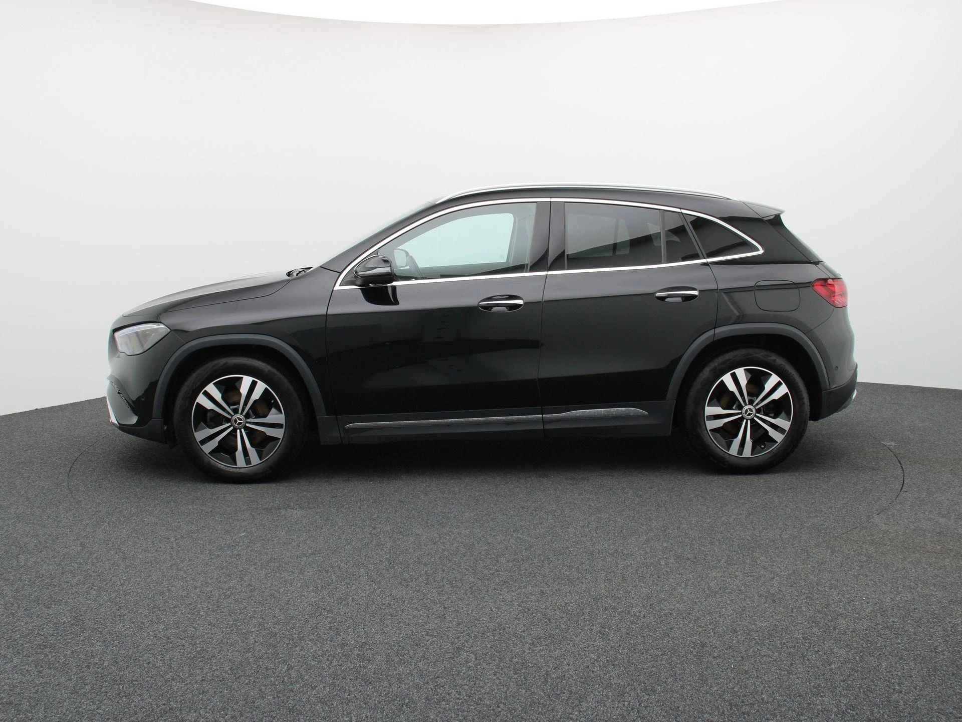 Mercedes-Benz GLA 180 d Luxury Line + LEDER + CARPLAY + LED + CAMERA +