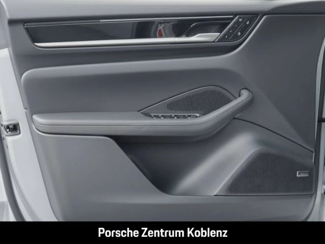 Porsche Macan 4 -