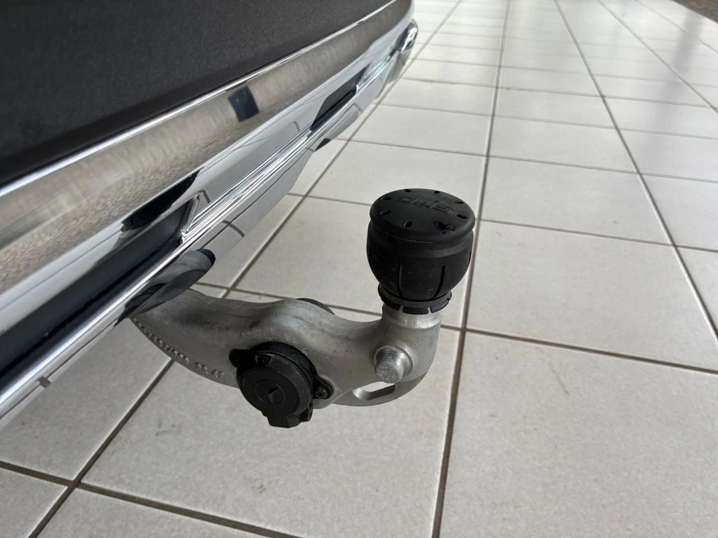 Mercedes-Benz-GLC 300 d-image-18
