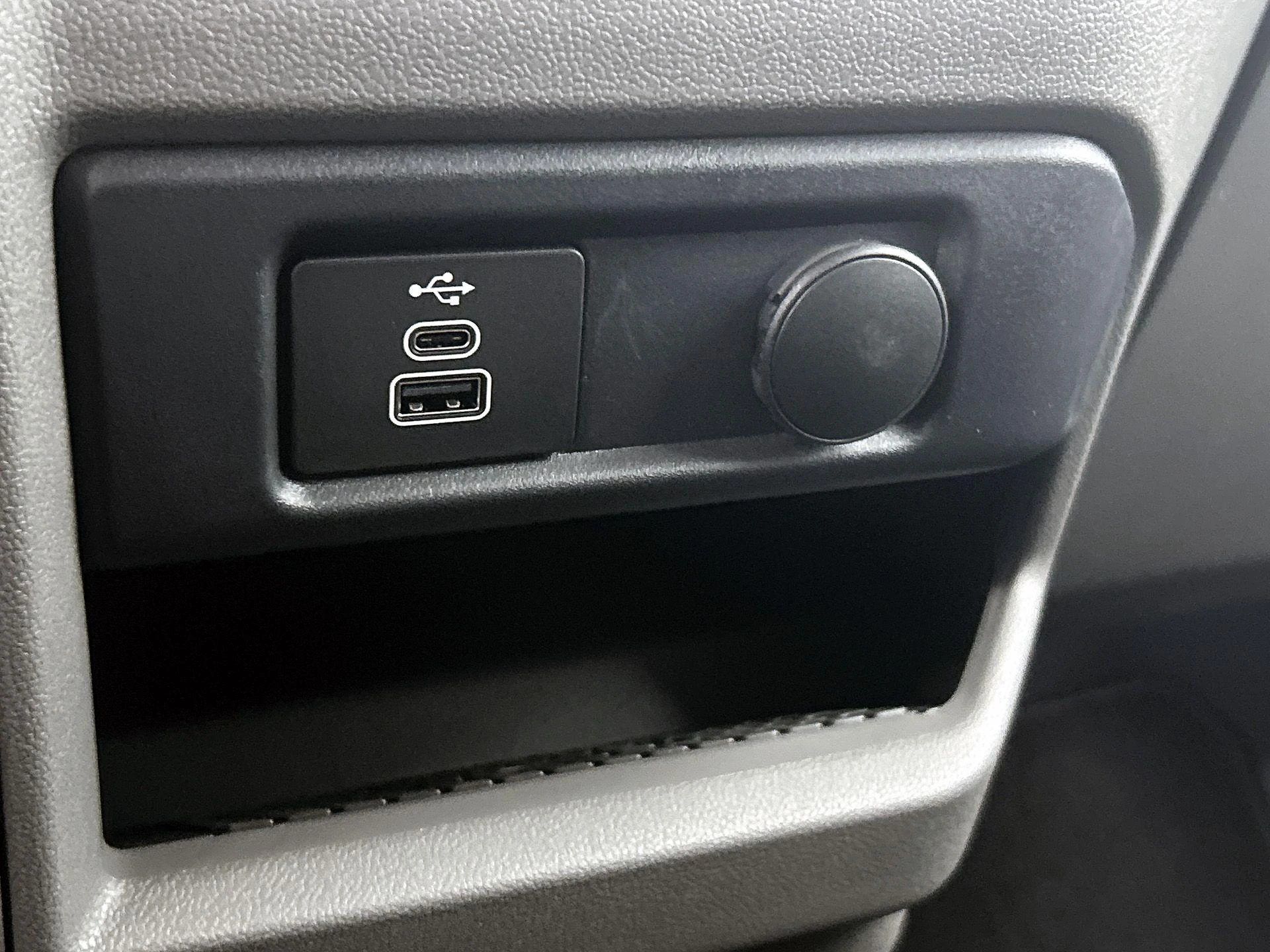 Volkswagen-Transporter-image-35