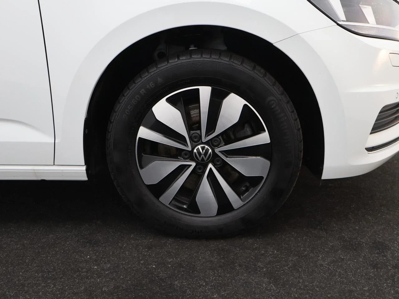 Volkswagen-Touran-image-4
