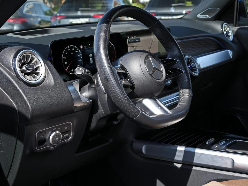 Mercedes-Benz-GLB 220 d-image-9