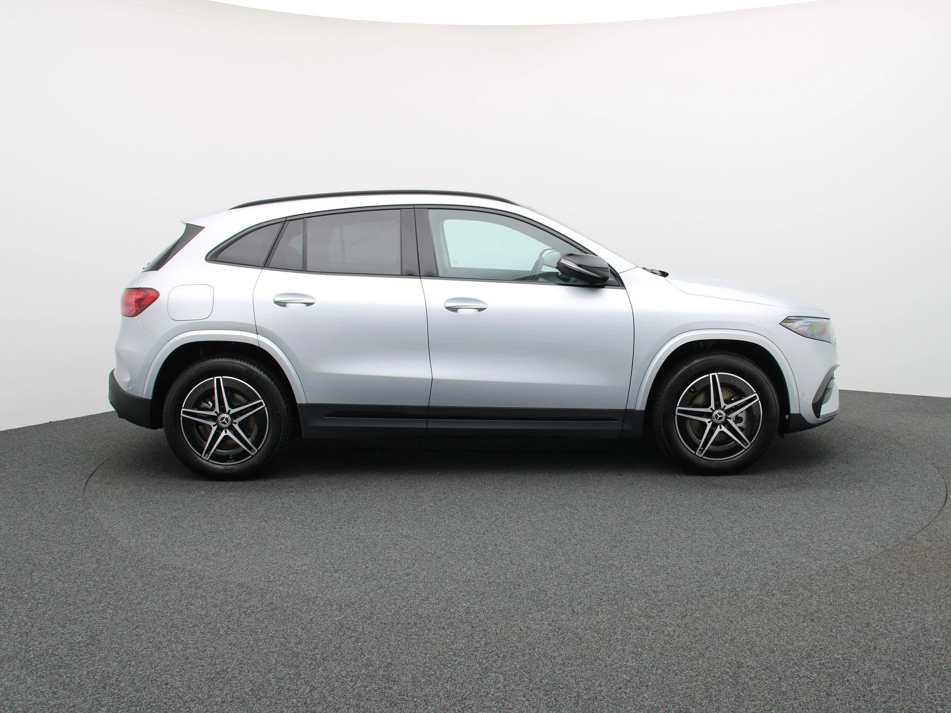Mercedes-Benz-EQA-image-5