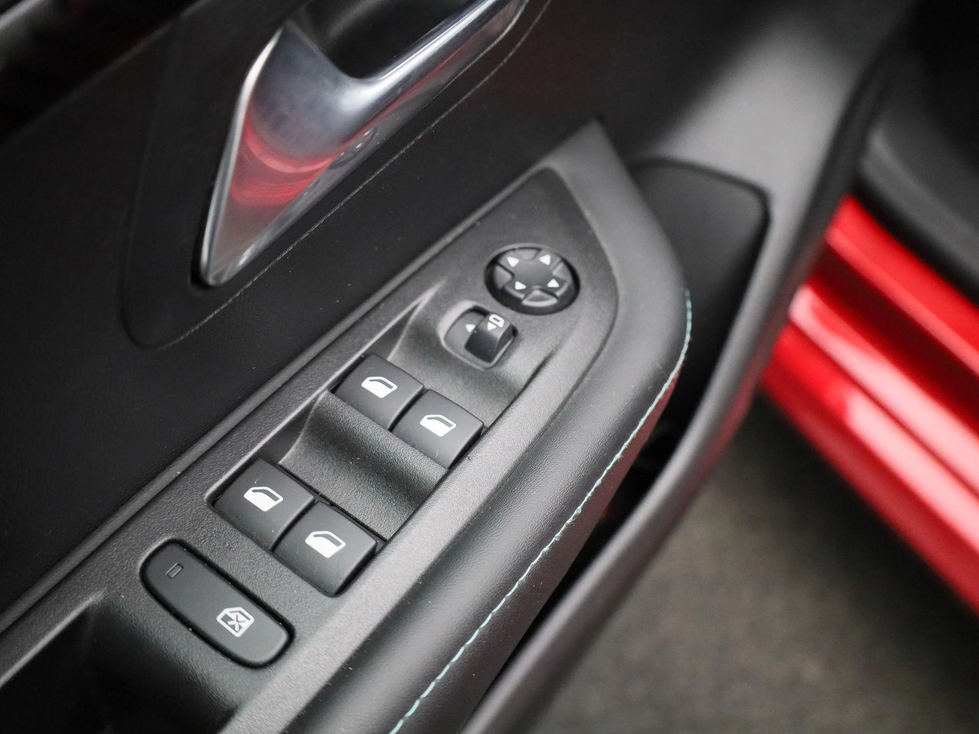 Peugeot-e-208-image-32