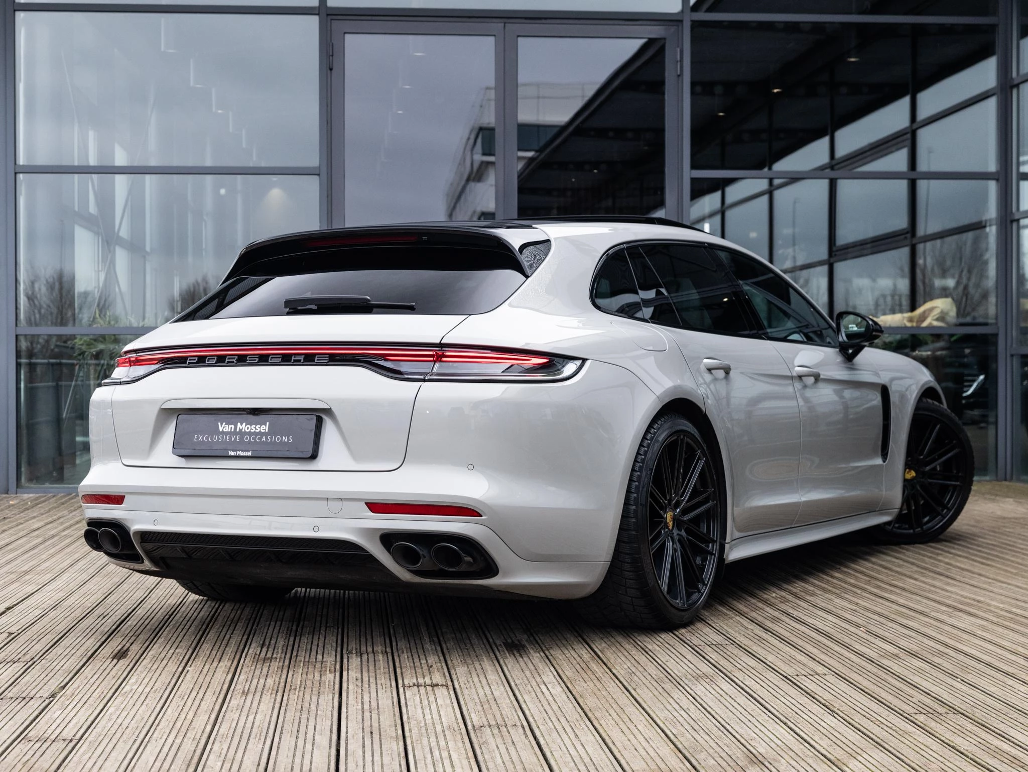 Porsche-Panamera-image-1