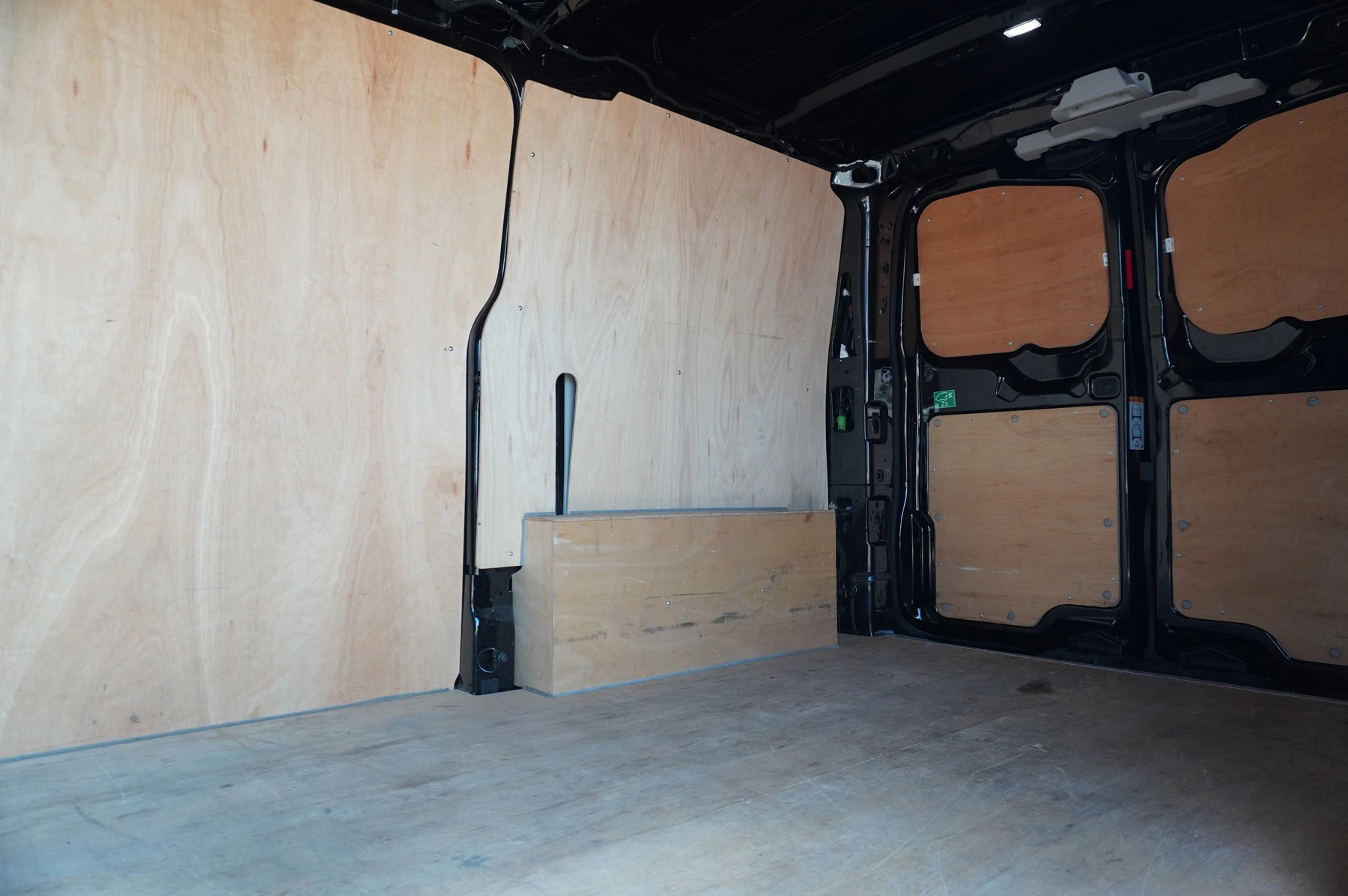 Volkswagen-Transporter-image-14