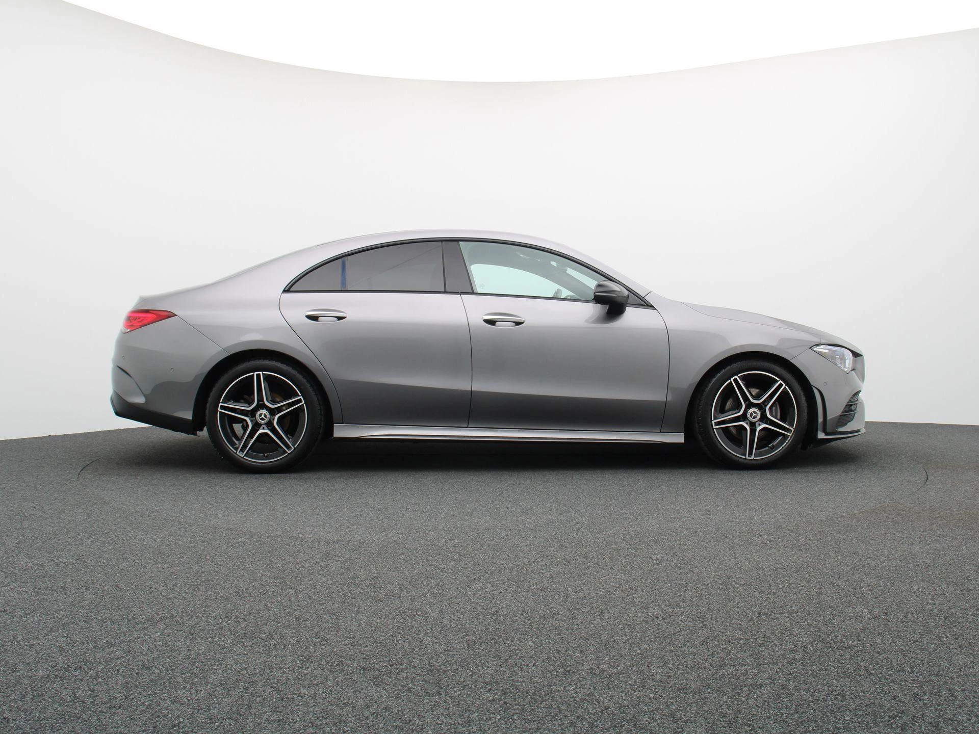 Mercedes-Benz CLA 180 AMG Line + PANORAMISCH DAK + MULTIBEAM LED +