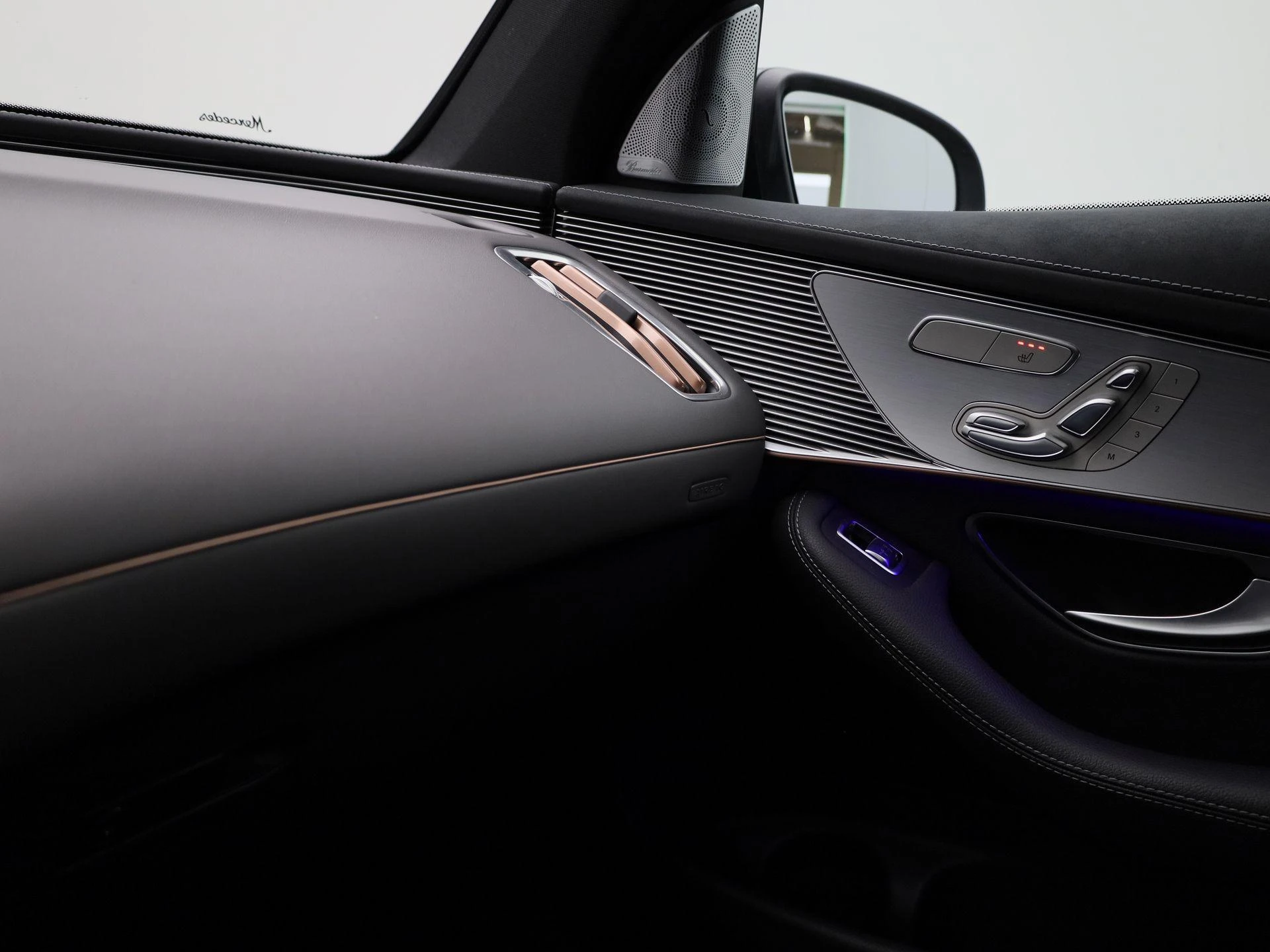 Mercedes-Benz-EQC-image-28