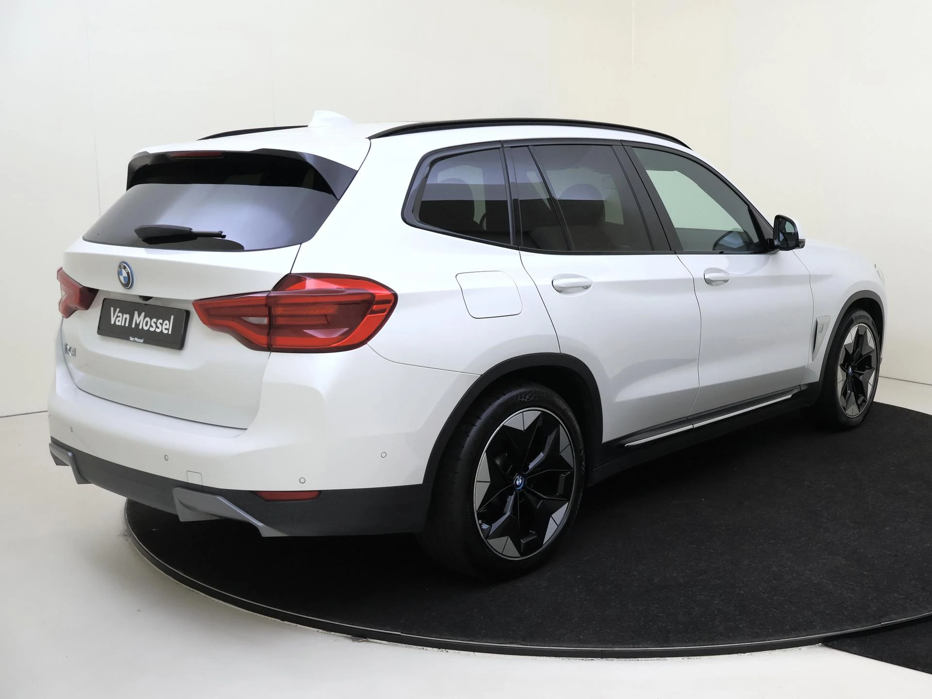 BMW-iX3-image-3