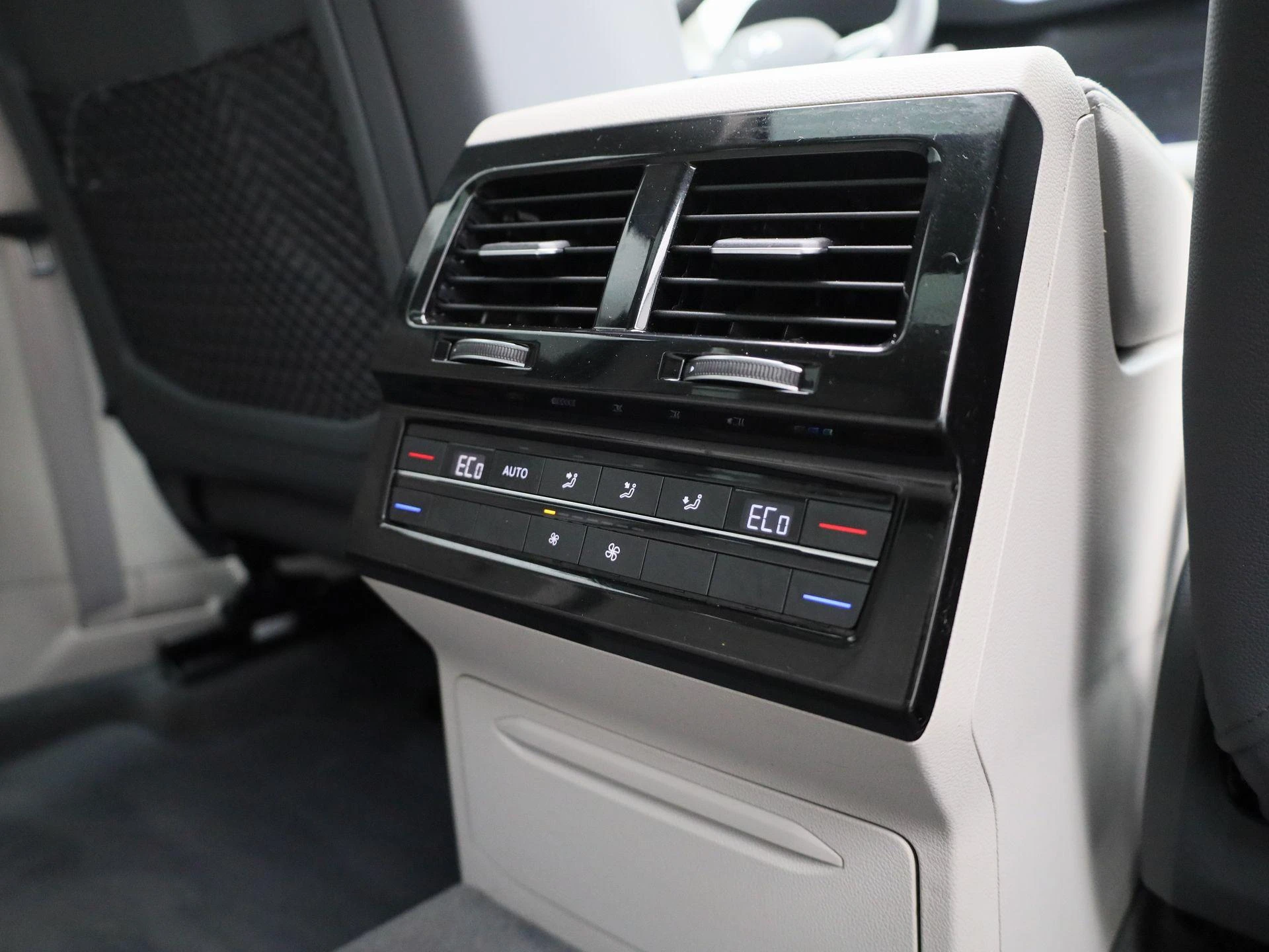 Volkswagen-Touareg-image-49