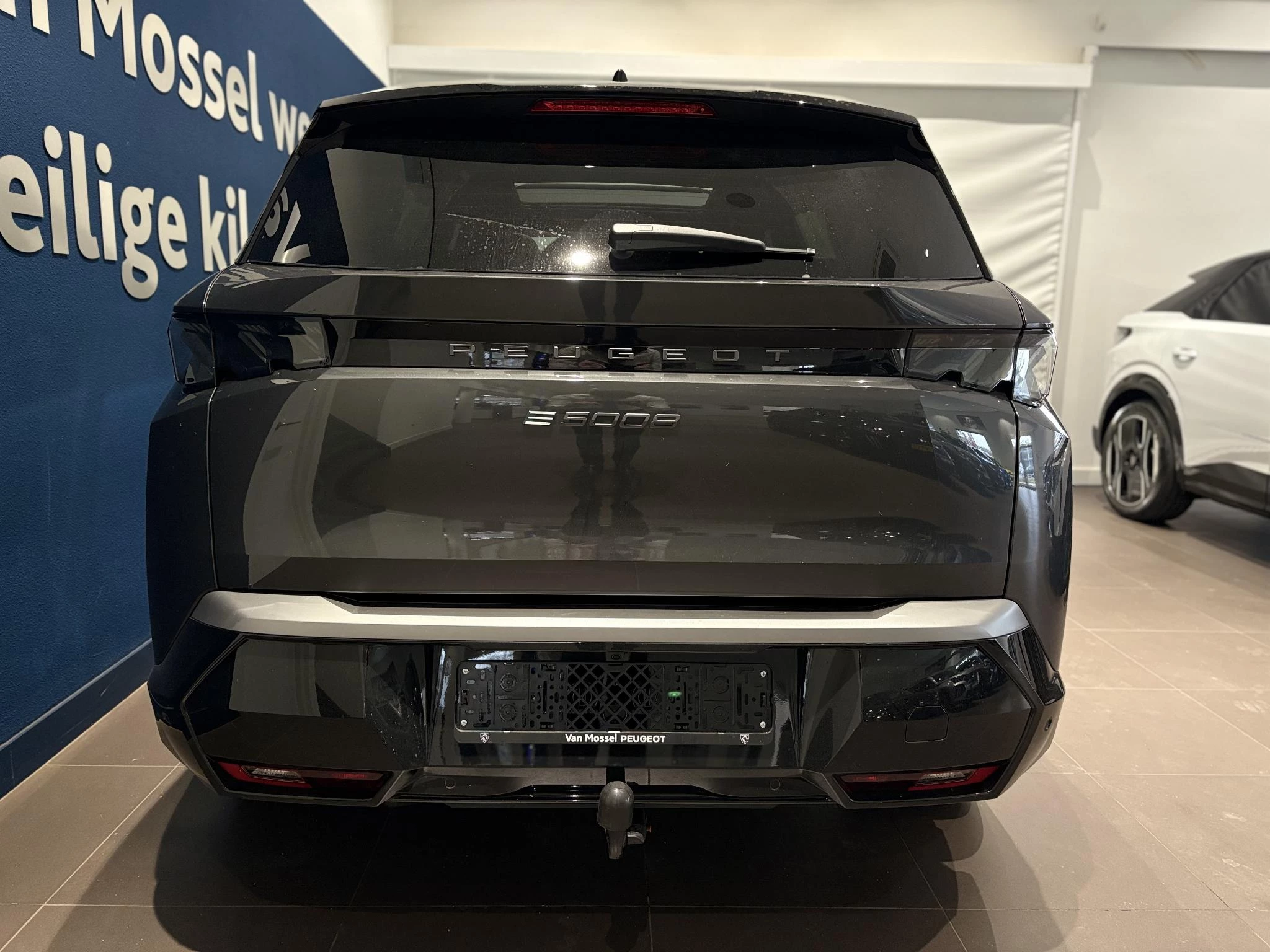Peugeot-e-5008-image-8