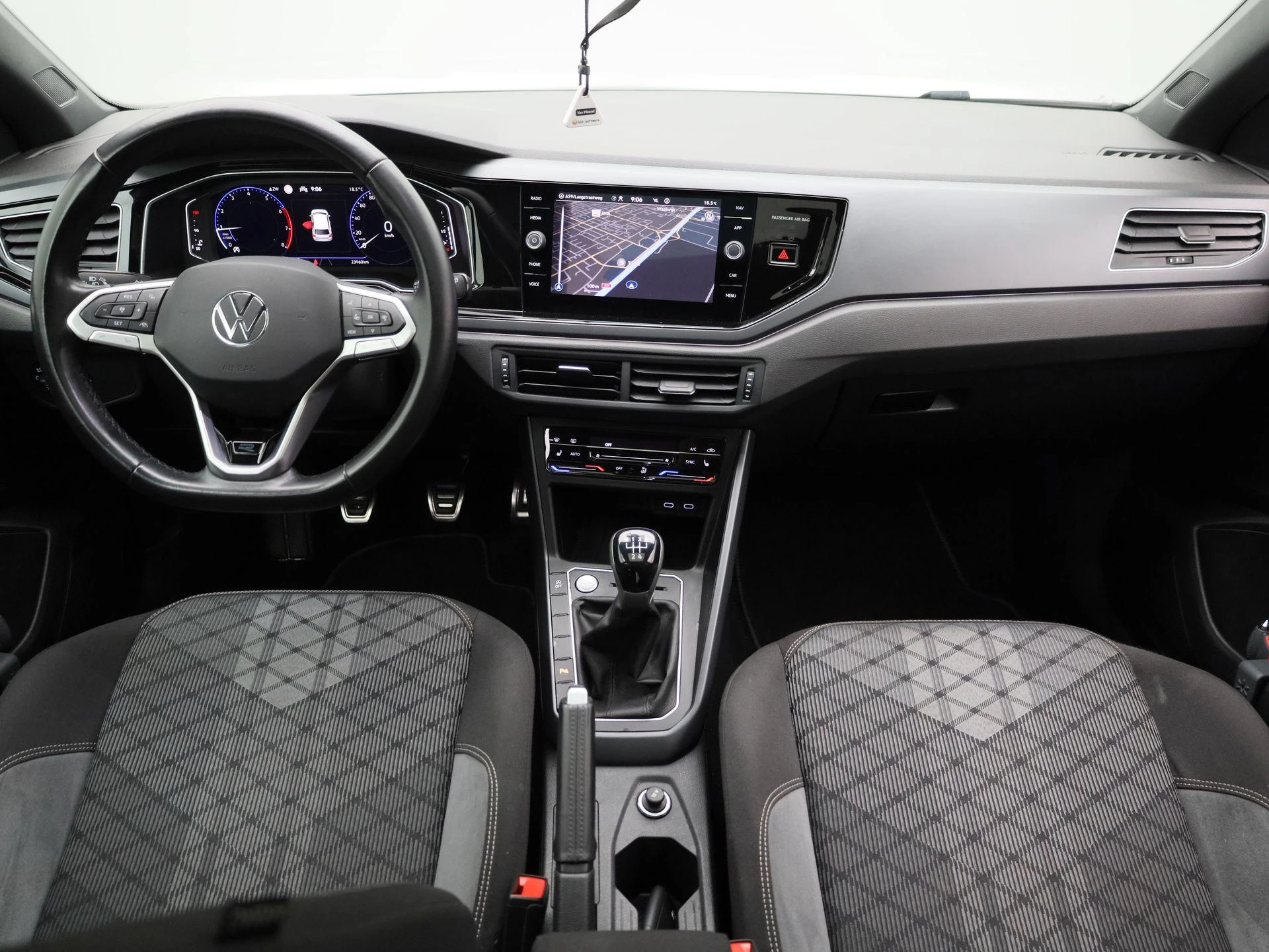 Volkswagen-Polo-image-7