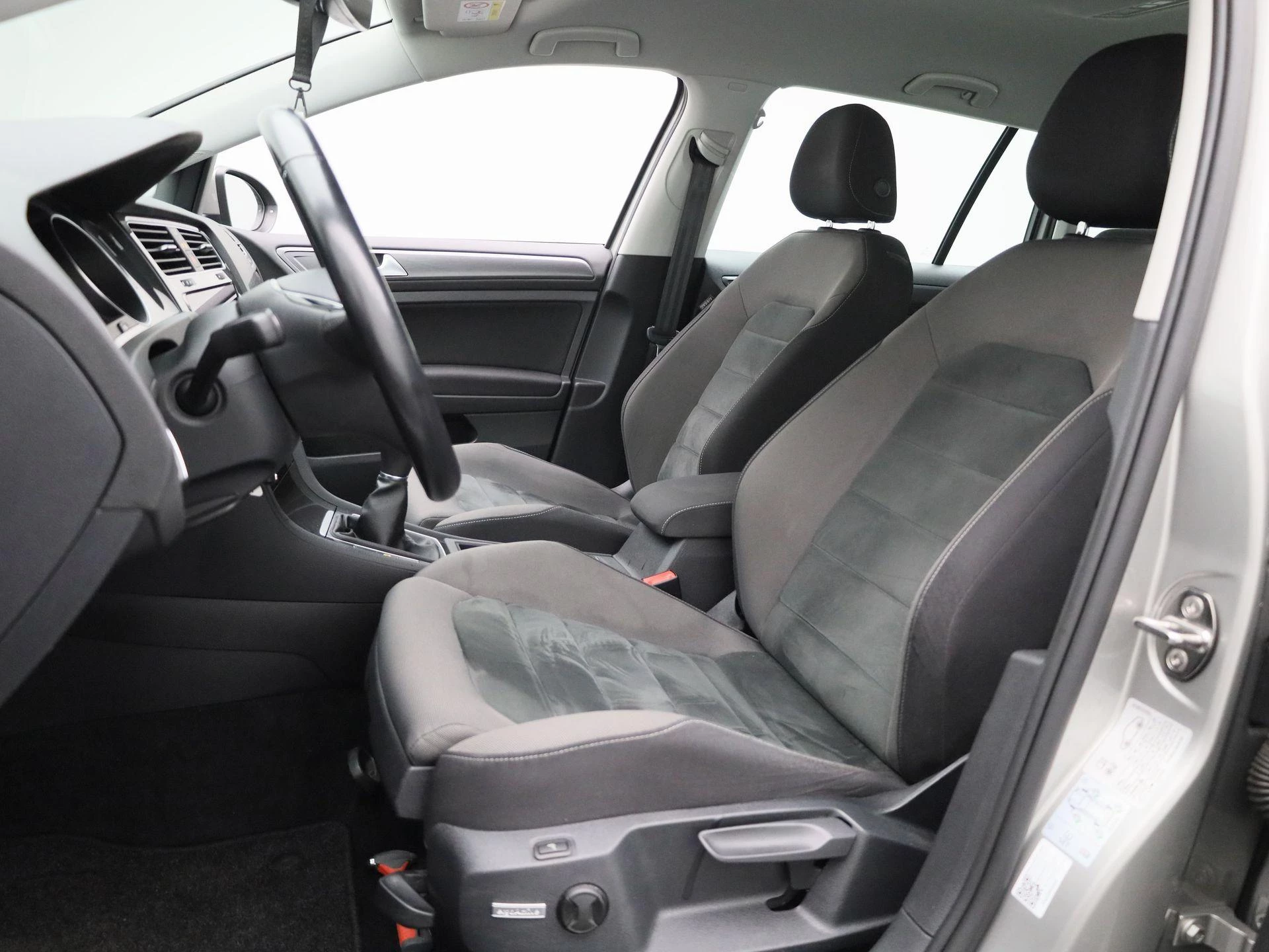 Volkswagen-Golf-image-7