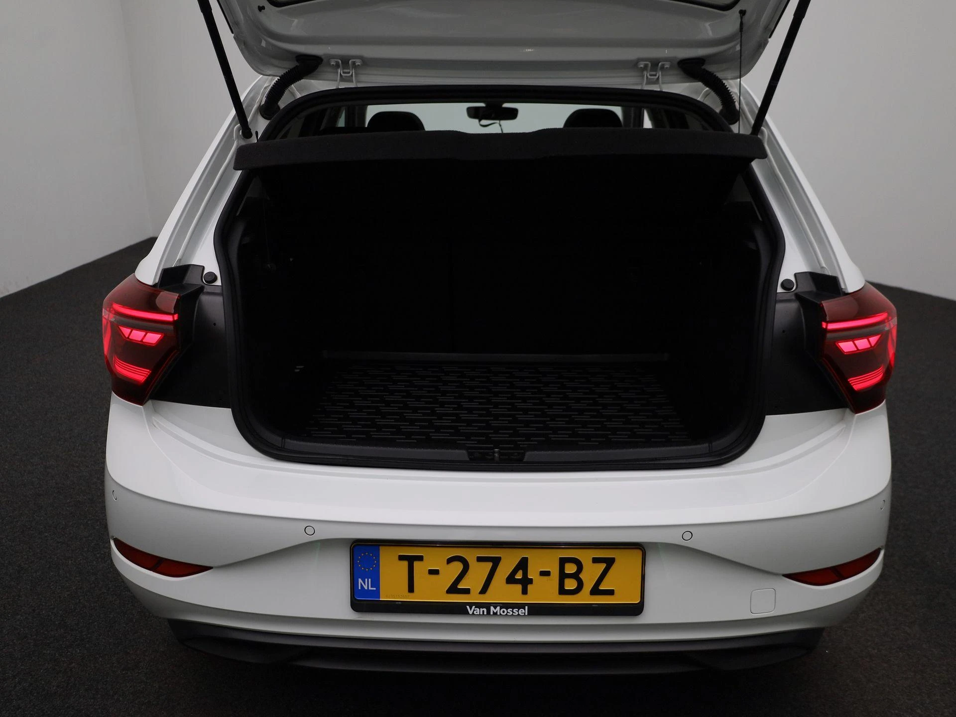 Volkswagen-Polo-image-12