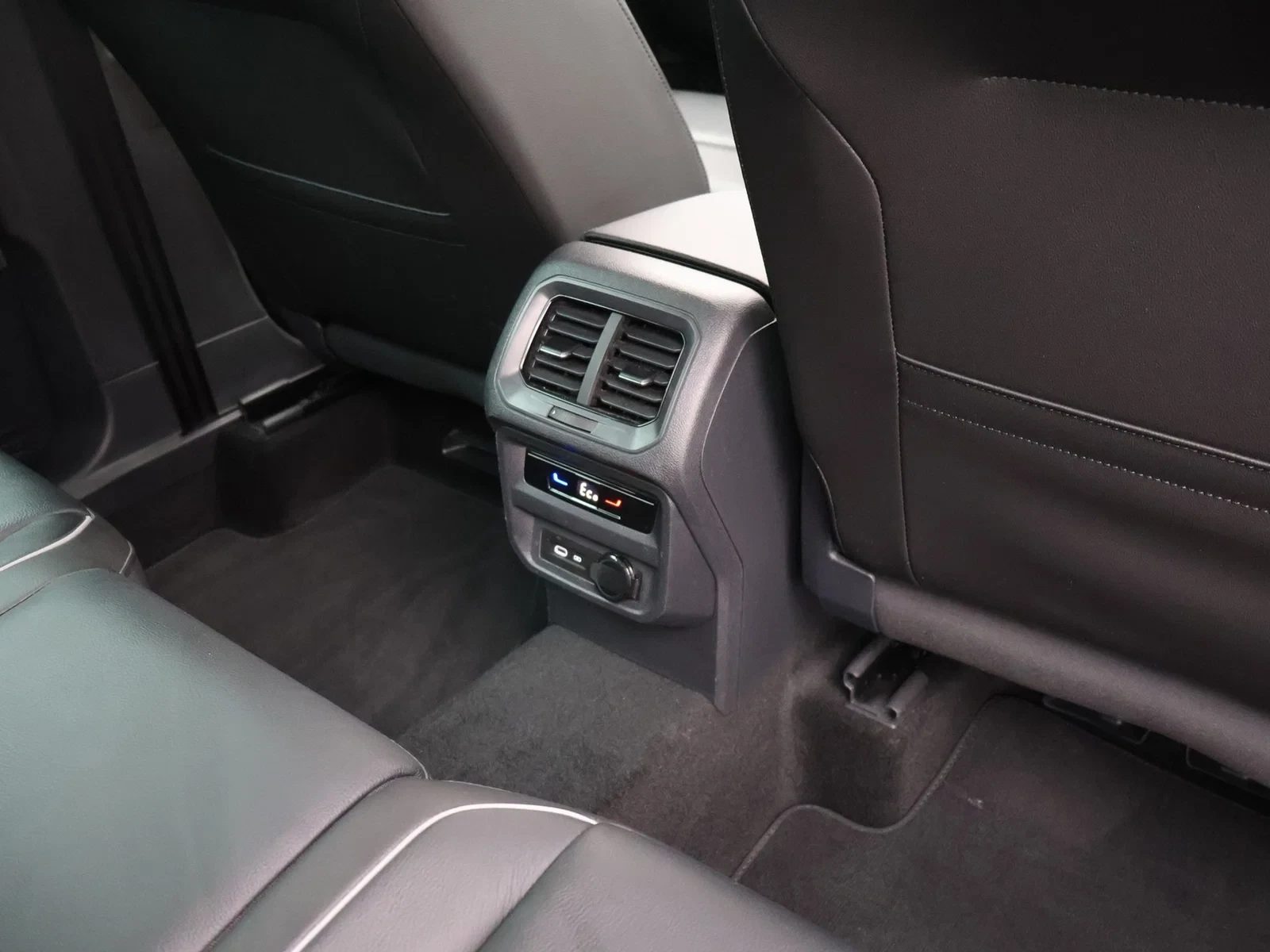 Volkswagen Tiguan eHybrid (PHEV) Tiguan Life Business 1.4TSI eHybrid PHEV 204PK *AUTOMAAT*TREKHAAK*LEDER*CAMERA*PDC*ACC*VIRTUAL COCKP