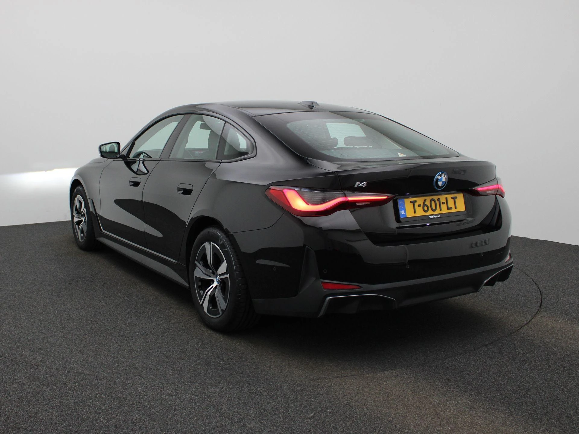 BMW-i4-image-1