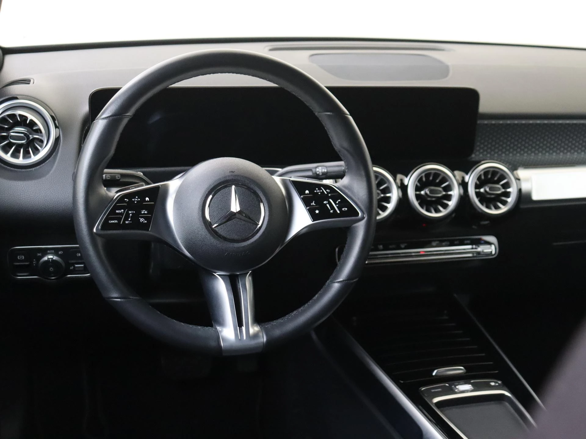 Mercedes-Benz-GLB-image-12