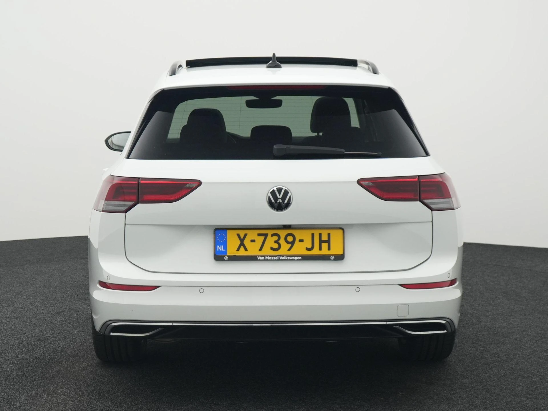 Volkswagen-Golf-image-4