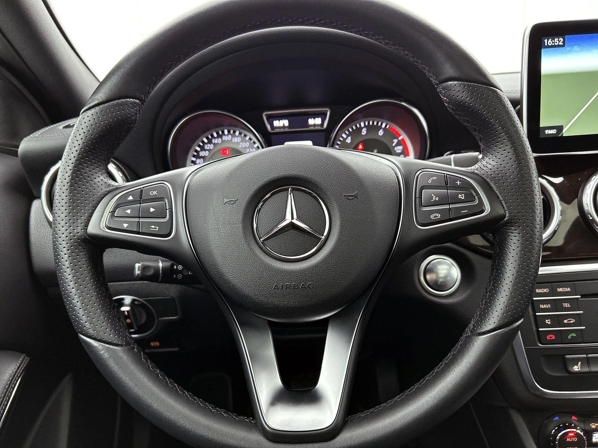 Mercedes-Benz-GLA-image-32