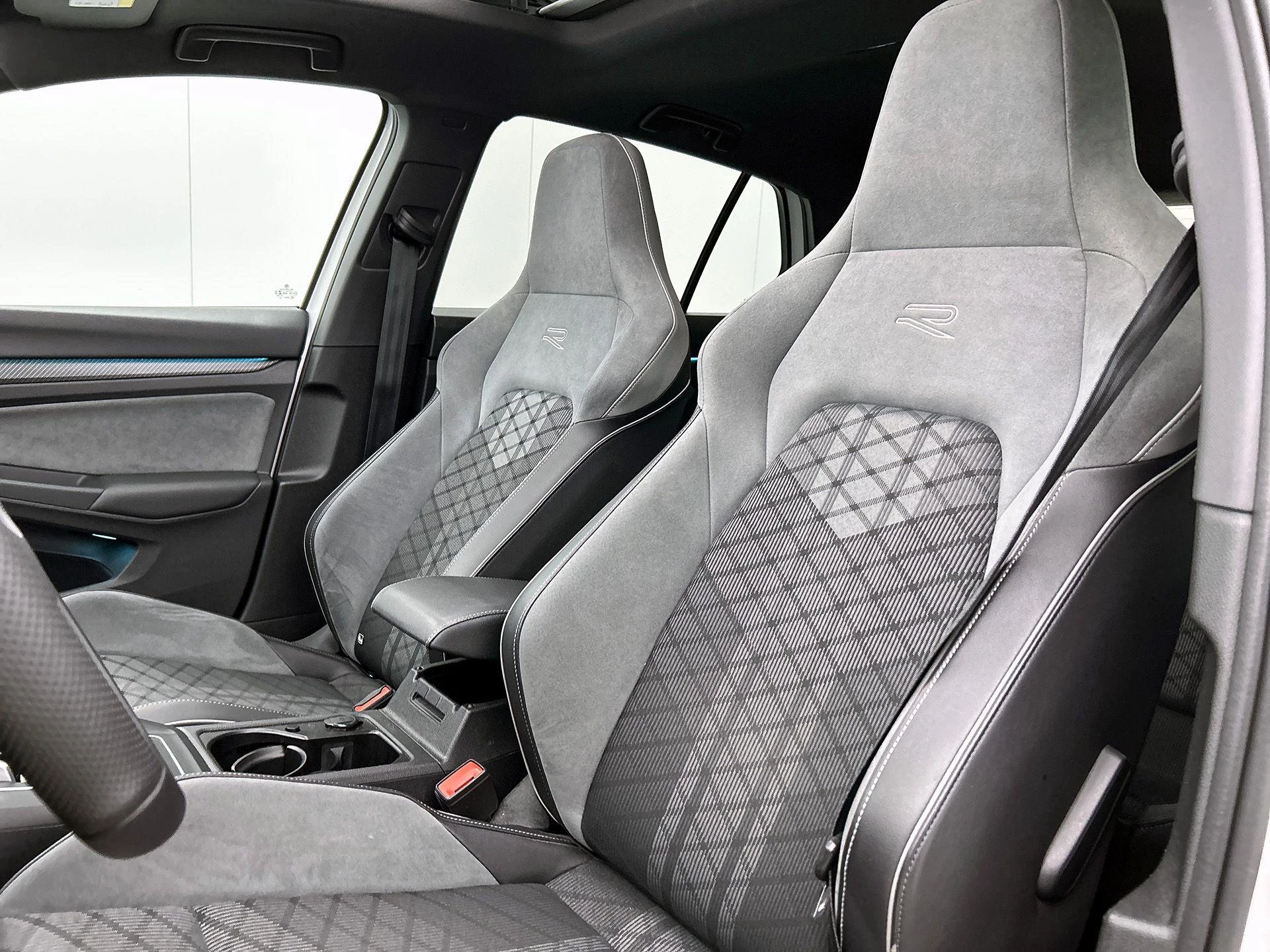 Volkswagen Golf 1.5 eTSI R-LINE