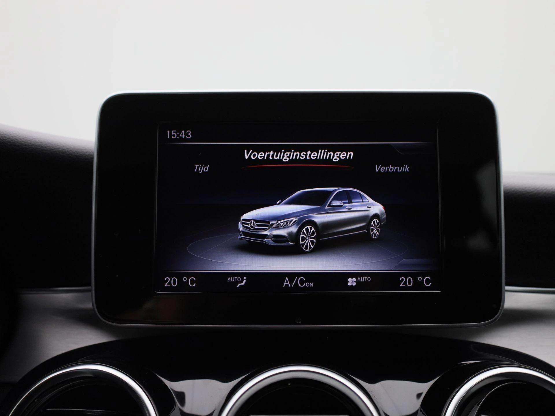 Mercedes-Benz-C-Klasse-image-25