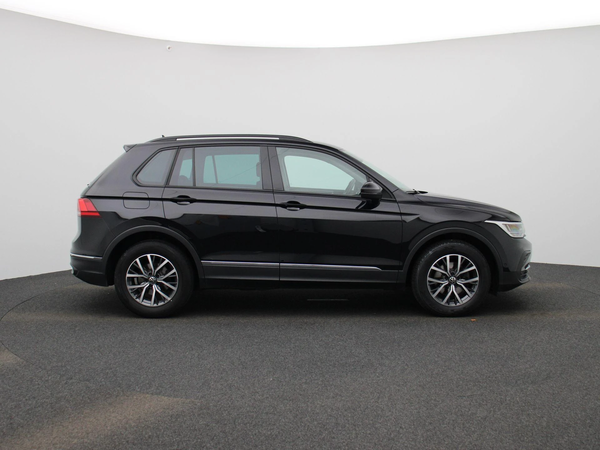 Volkswagen-Tiguan-image-6
