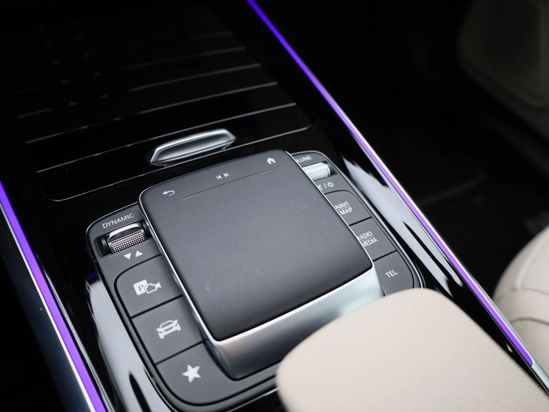 Mercedes-Benz-EQB-image-23