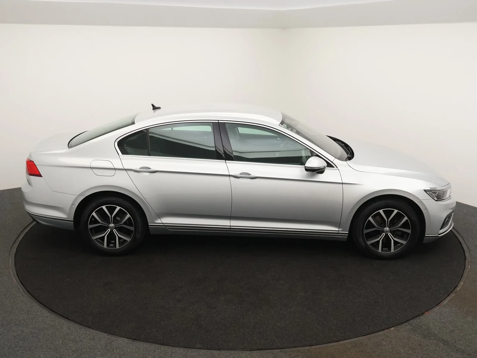 Volkswagen-Passat-image-6
