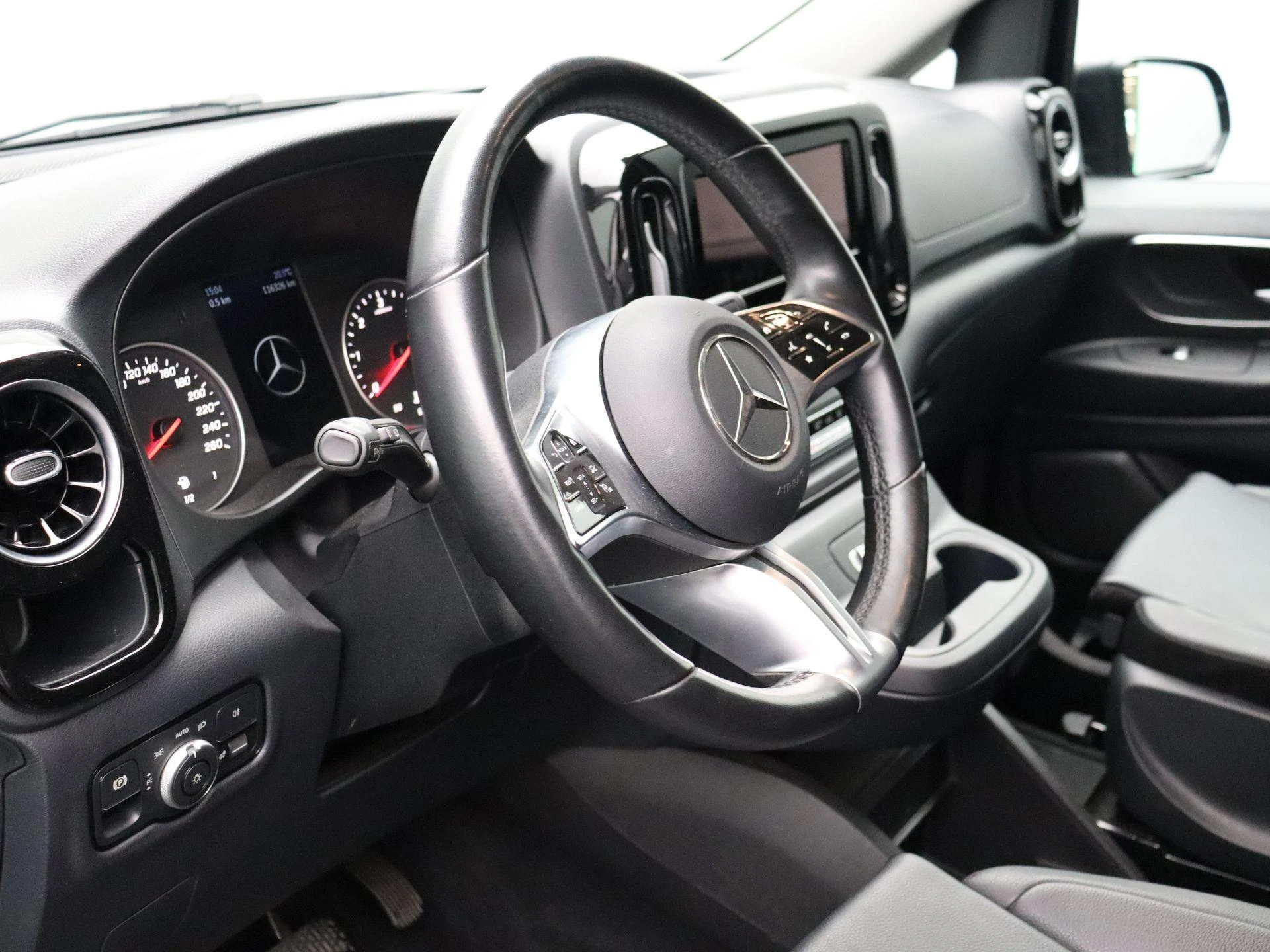 Mercedes-Benz-Vito-image-9