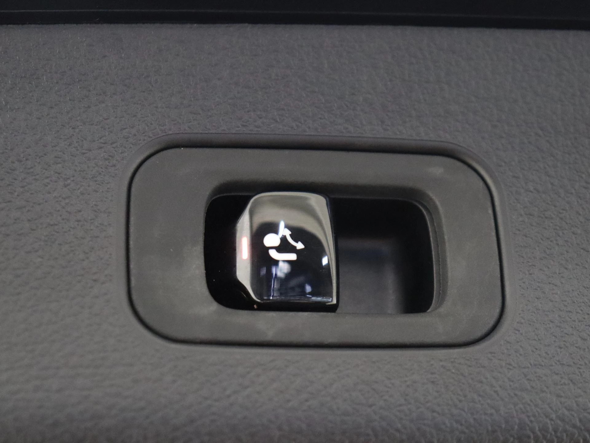 Mercedes-Benz-GLC-image-35