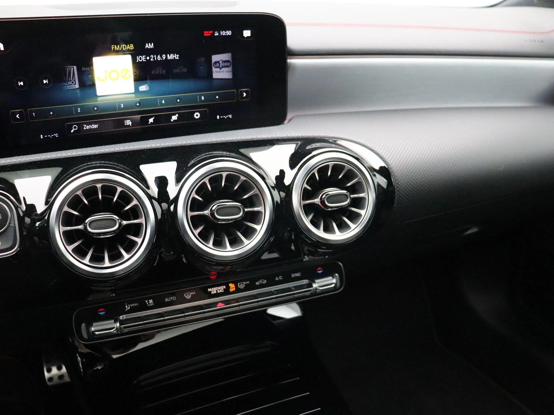 Mercedes-Benz CLA 180 AMG Line Shooting Brake + PANO DAK + MULTIBEAM LED + CARPLAY +