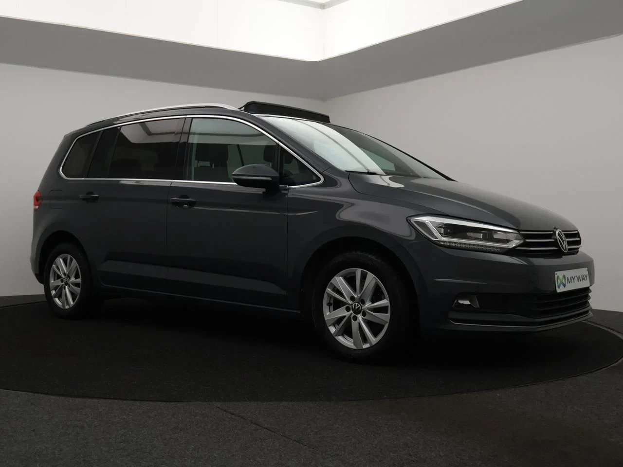 Volkswagen-Touran-image-1