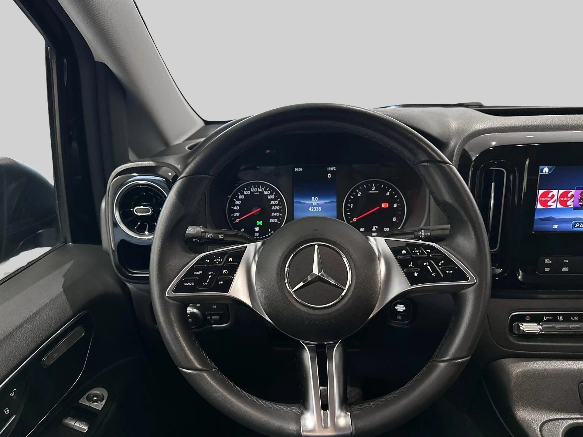 Mercedes-Benz-Vito-image-8