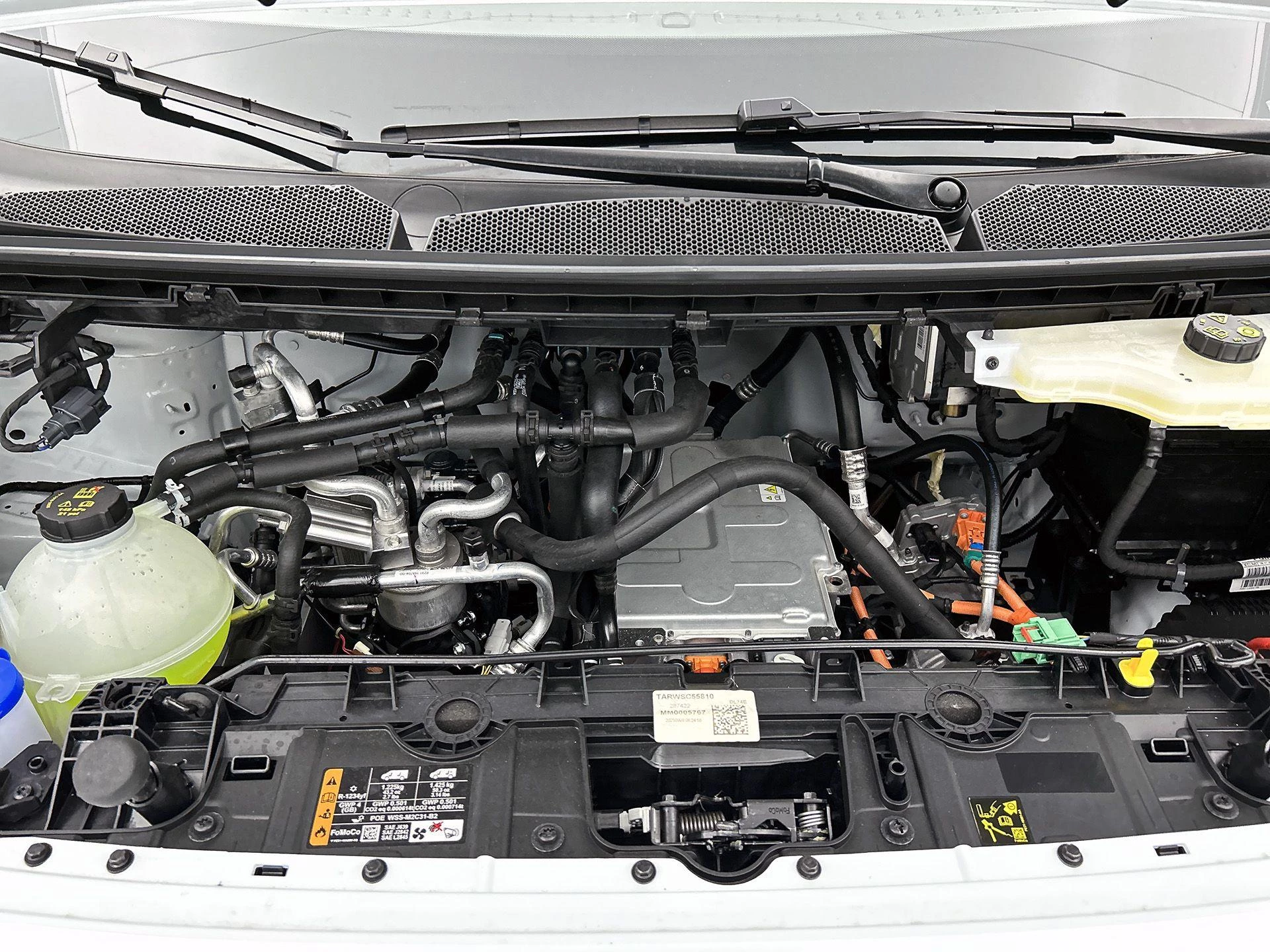 Volkswagen-e-Transporter-image-38