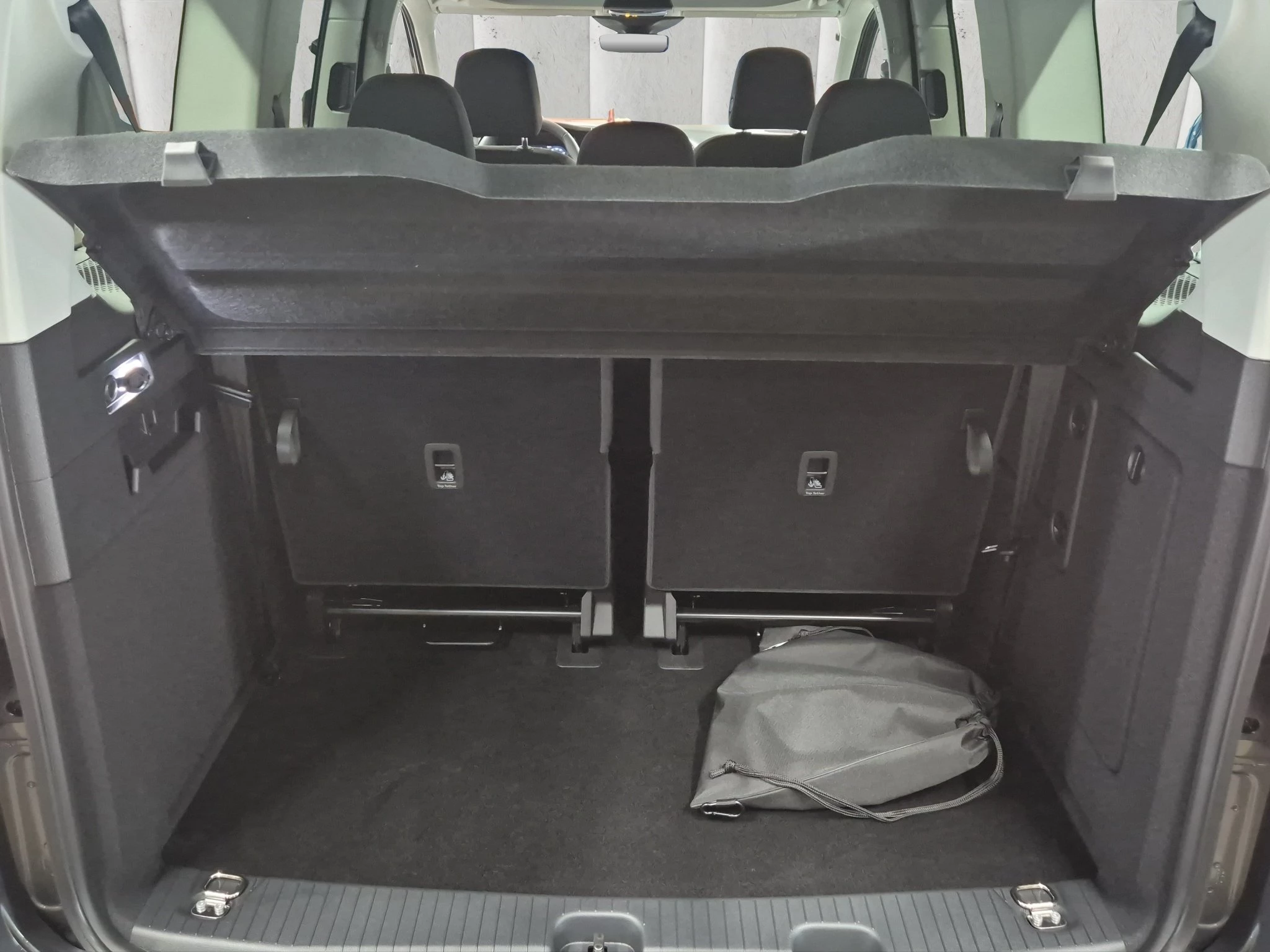 Ford Tourneo Connect Titanium Grand 1.5 l EcoBoost PHEV. 6-Gang-Automatikgetriebe. Frontantrieb