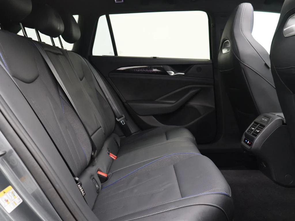 Volkswagen-Passat-image-13