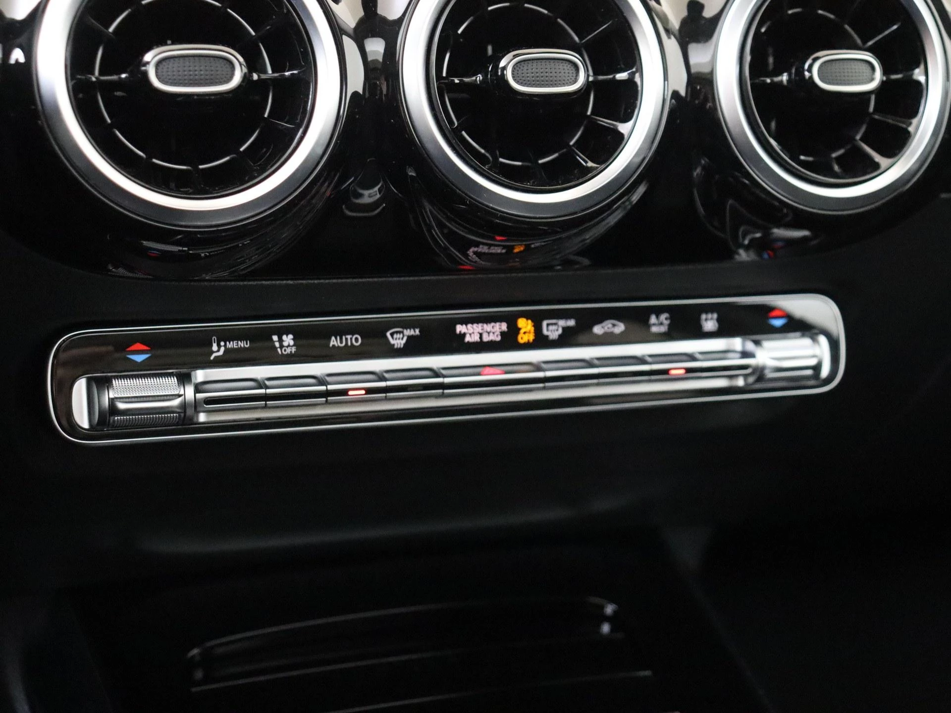 Mercedes-Benz-GLA-image-21