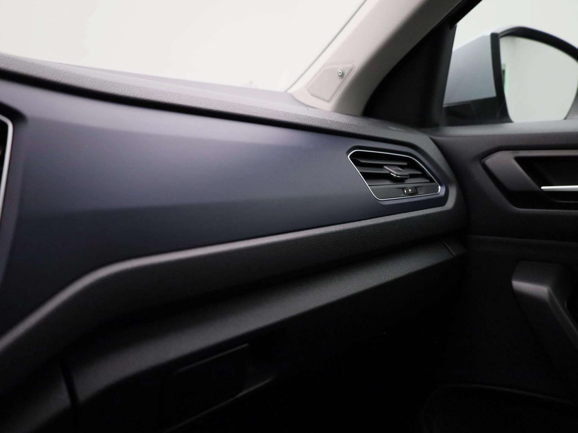 Volkswagen-T-Roc-image-21