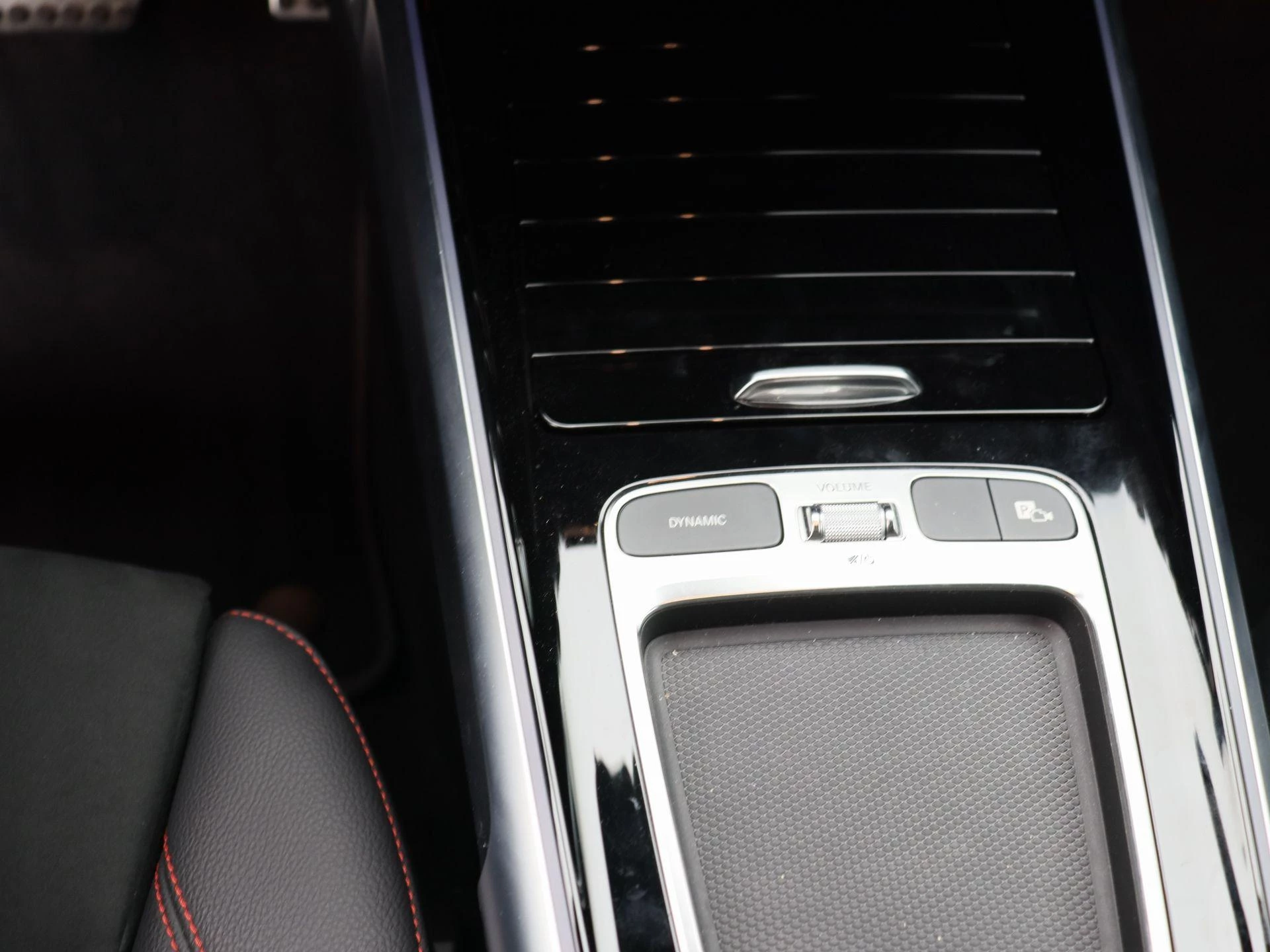 Mercedes-Benz-EQB-image-12