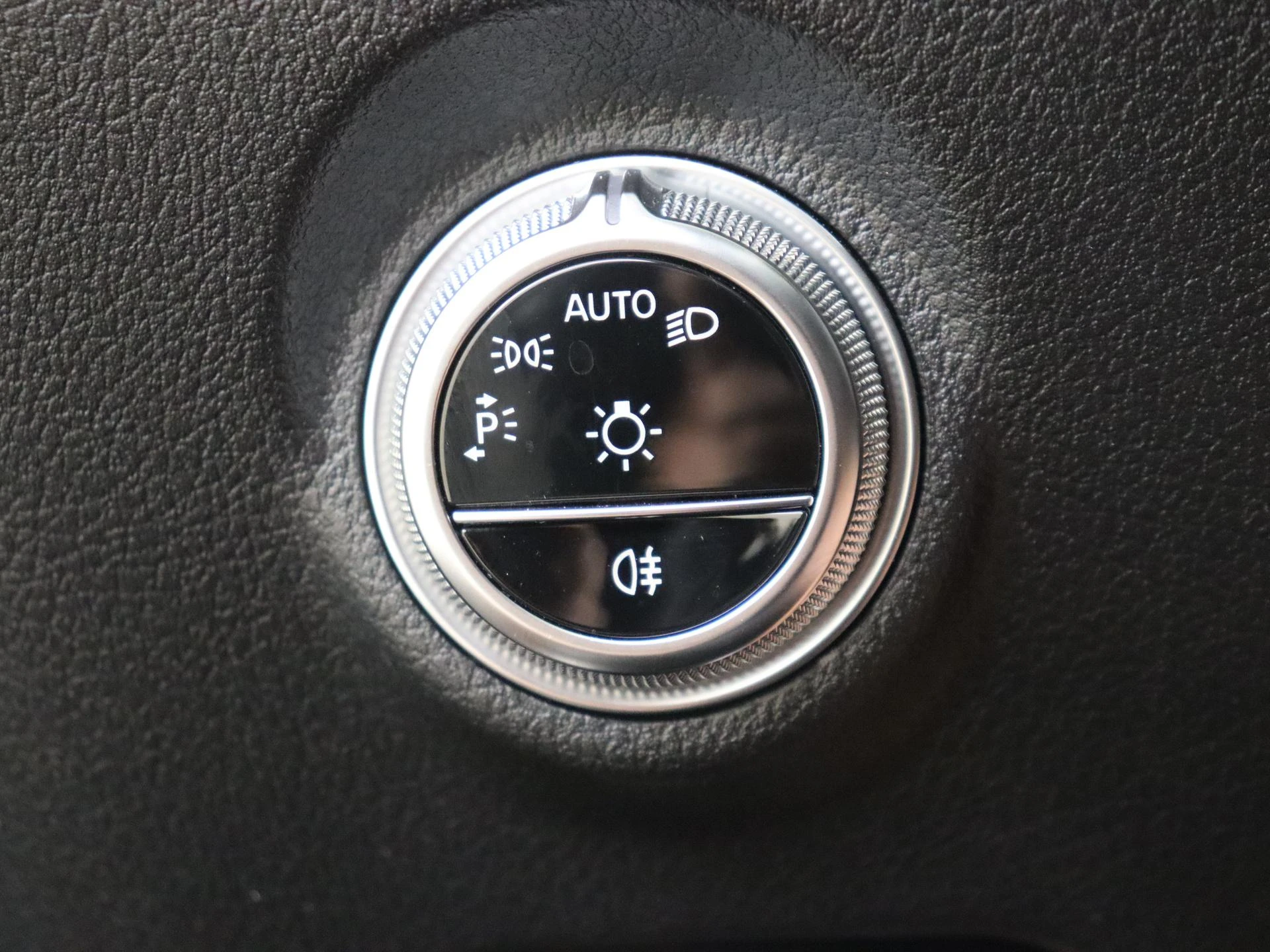 Mercedes-Benz-C-Klasse-image-23
