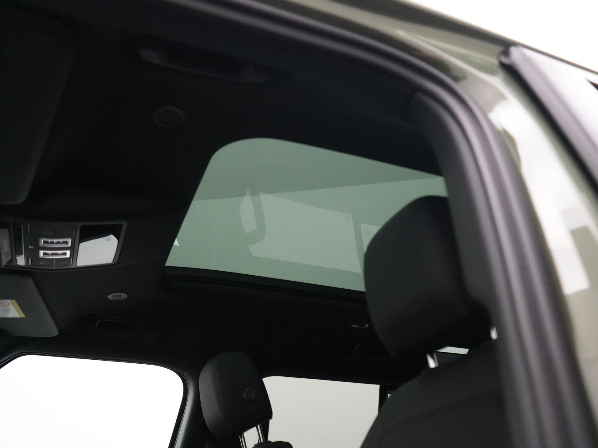 Land Rover-Defender-image-30
