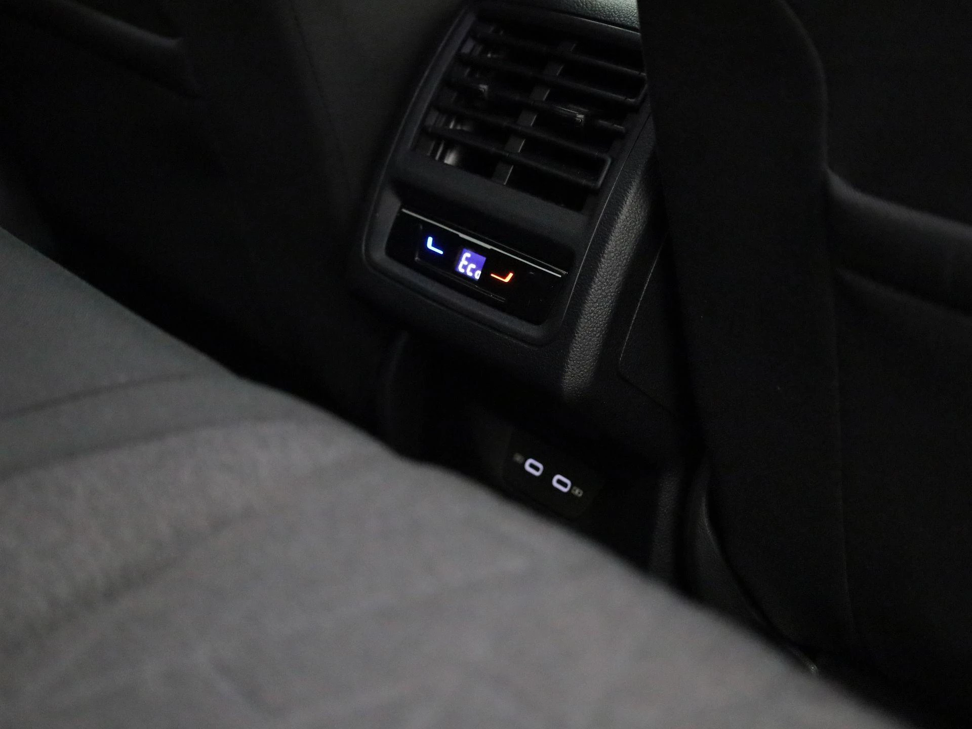 Volkswagen-Golf-image-33