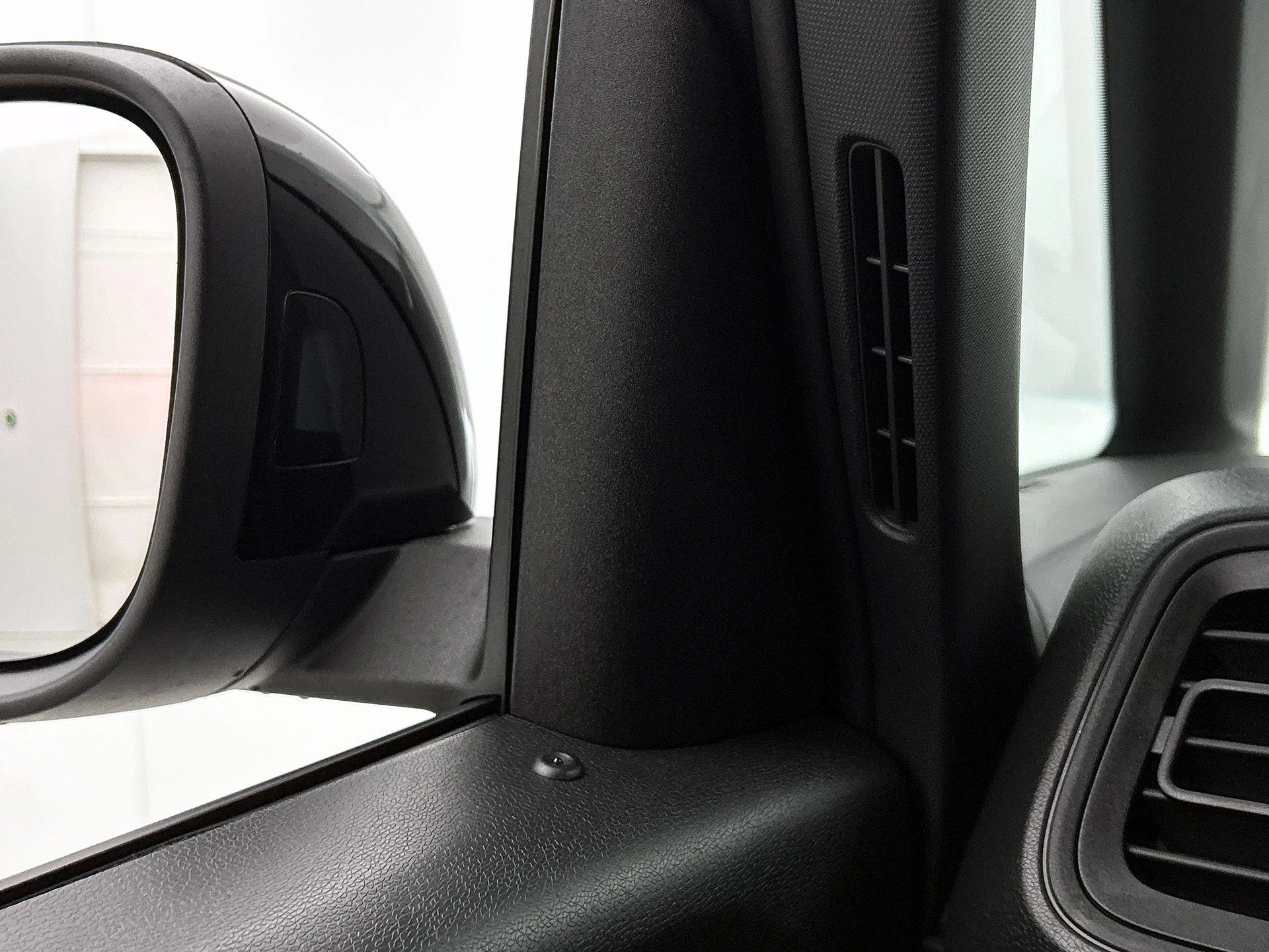 Volkswagen-ID. Buzz Cargo-image-13