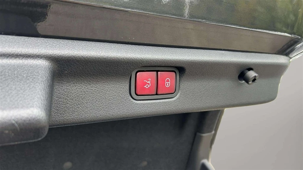 Mercedes-Benz-EQE-image-28
