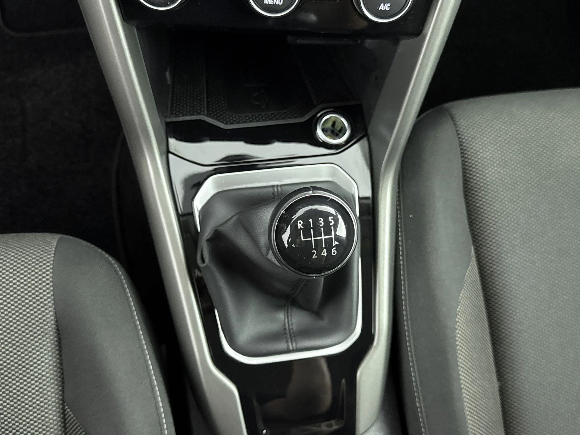 Volkswagen-T-Roc-image-22