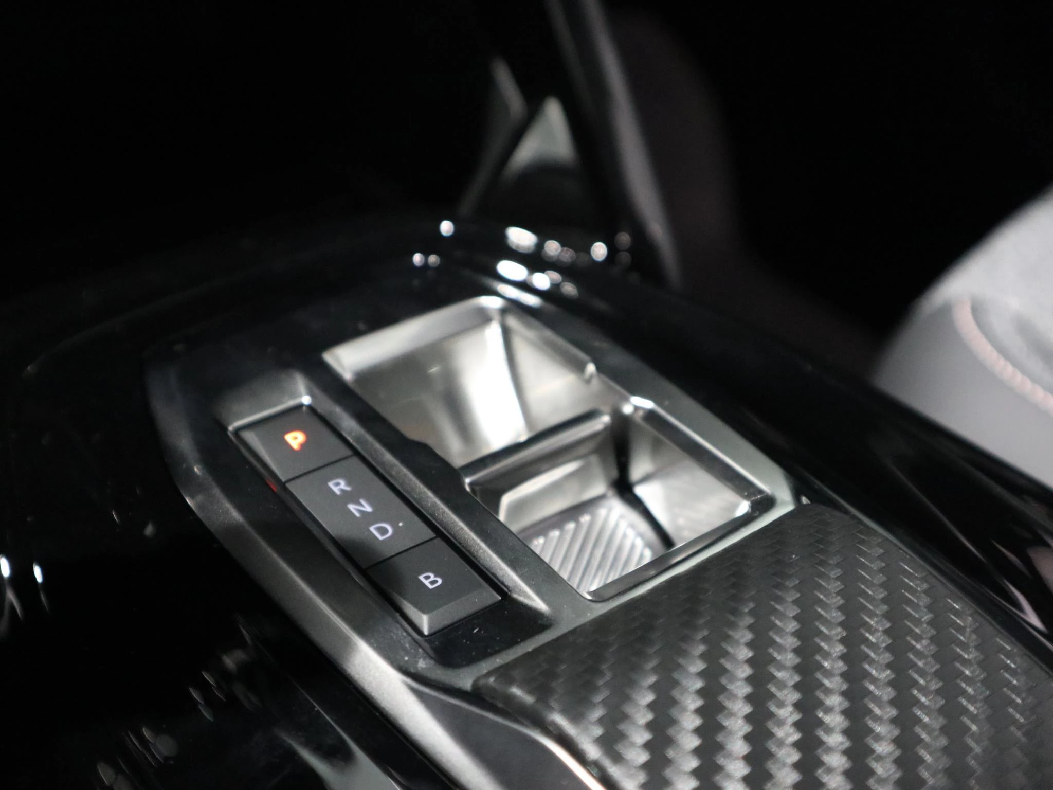 Peugeot-e-208-image-12